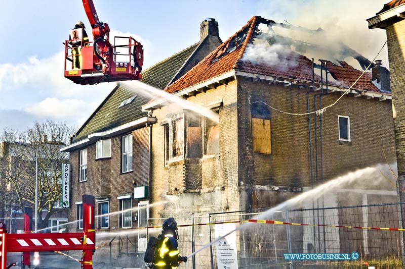 16021911.jpg - SLIEDRECHT 19 Februari 2016 Bij een Uitslaande brand op de Rivierdijk in een leeg staande woning, zijn gelukkig geen slachtoffers gevallen. Voor de brandbestrijding zijn door de brandweer meerdere eenheden ingezet, waaronder een hoogwerker en water transport.  De politie verzocht nieuwsgierigen niet te komen kijken en net als het autoverkeer op grote afstand te blijven. Er kwamen grote dikke rook wolken vrij maar er was geen asbest en er kwam geen giftig rook gelukkig vrij. De politie doet onderzoek omdat er mogelijk sprake is van brandstichting.Deze digitale foto blijft eigendom van FOTOPERSBURO BUSINK. Wij hanteren de voorwaarden van het N.V.F. en N.V.J. Gebruik van deze foto impliceert dat u bekend bent  en akkoord gaat met deze voorwaarden bij publicatie.EB/ETIENNE BUSINK