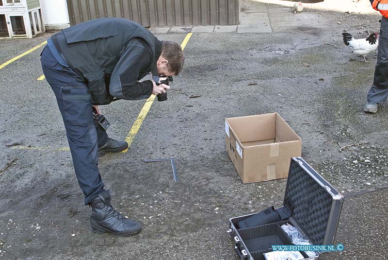 160219557.jpg - DORDRECHT - Op vrijdag 19 februari 2016 is er op de nacht van donderdag op vrijdag iemand over het hek van de vogel opvang en kwekerij gekloimen en heeft daar het hok van de oehoeuil geopend.De uil vloog vanuit zijn hok in een boom van ongeveer tien meter en kwam er niet meer uit.Toen vanmorgen de eigenaar Remco naar de kwekerij kwam zafg hij dat het hok open was gezet.In het hok zit nog een andere uil die zit te broeden op het nest.Als de uil niet terug komt zal het slecht aflopen voor de uil en het nestje want die worden dan niet meer gevoederd door de mannnetjes uil die in de boom zit.De dierenambulance, de politie , de brandweer en een boomploeg van de gemeente waren aanwezig om het dier te vangen.De brandweer kon er niet bij met de hoogwerker vanwege de zachte onder grond in het park.Toen de boomdienst in de boom klom vloog de uil weg.Vorig jaar is het zelfde gebeurd en was de eigenaar een ander uil kwijt.Het is nu wachten tot de uil hopend terug naar huis vliegtDeze digitale foto blijft eigendom van FOTOPERSBURO BUSINK. Wij hanteren de voorwaarden van het N.V.F. en N.V.J. Gebruik van deze foto impliceert dat u bekend bent  en akkoord gaat met deze voorwaarden bij publicatie.EB/ETIENNE BUSINK