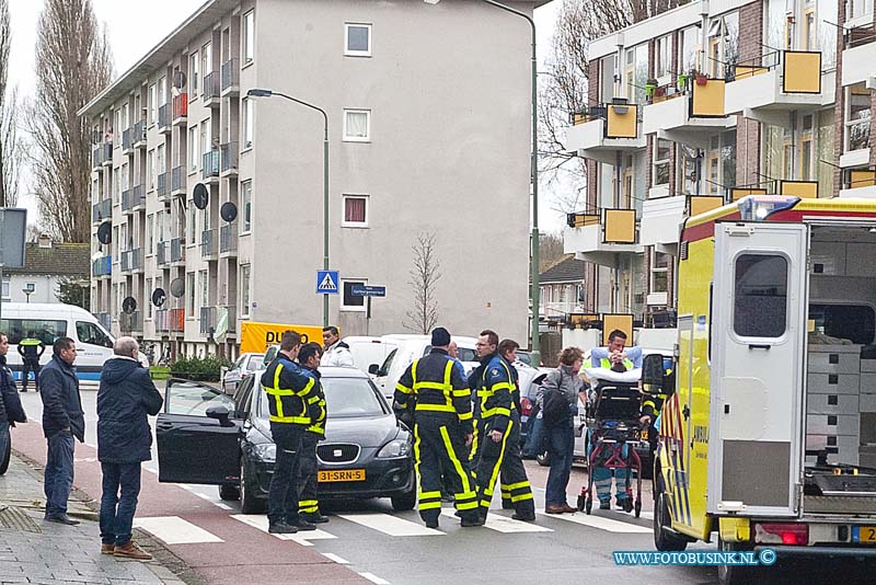 160220500.jpg - DORDRECHT - Op zaterdag 20 februari 2016 heeft een man tijdens een verkeersruzie op de M.H Trompweg in Dordrecht een hartaanval gekregen.Omstanders Vertelde dat een man wilde oversteken op het zebrapad op de M.H.Trompweg in Dordrecht toen een aankomende auto niet wilde stoppen voor de overstekende man.Omdat er vaak word doorgereden bij de oversteekplaats werd de man die wilde oversteken boos.Een bewoner van een portiekwoning die aan het zebrapad woont gooide uit woede een fles vanuit de portiekflat tegen de auto.Hierop stapte de bestuurder van de auto uit en door alle emotie kreeg de bestuurder van de auto een hartaanval.Toevallig was er een eenheid van de brandweer in de buurt en die zijn gelijk begonnen met reanimeren.De politie heeft aanhoudingen verricht en is een buurt onderzoek gestart na de toedracht van dit incident.De bestuurder van de auto is naar een ziekenhuis vervoerd.Deze digitale foto blijft eigendom van FOTOPERSBURO BUSINK. Wij hanteren de voorwaarden van het N.V.F. en N.V.J. Gebruik van deze foto impliceert dat u bekend bent  en akkoord gaat met deze voorwaarden bij publicatie.EB/ETIENNE BUSINK