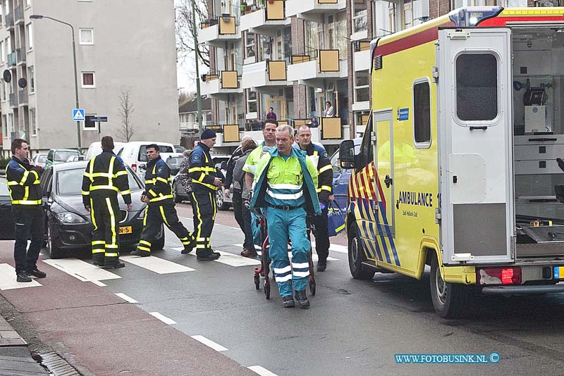 160220506.jpg - DORDRECHT - Op zaterdag 20 februari 2016 heeft een man tijdens een verkeersruzie op de M.H Trompweg in Dordrecht een hartaanval gekregen.Omstanders Vertelde dat een man wilde oversteken op het zebrapad op de M.H.Trompweg in Dordrecht toen een aankomende auto niet wilde stoppen voor de overstekende man.Omdat er vaak word doorgereden bij de oversteekplaats werd de man die wilde oversteken boos.Een bewoner van een portiekwoning die aan het zebrapad woont gooide uit woede een fles vanuit de portiekflat tegen de auto.Hierop stapte de bestuurder van de auto uit en door alle emotie kreeg de bestuurder van de auto een hartaanval.Toevallig was er een eenheid van de brandweer in de buurt en die zijn gelijk begonnen met reanimeren.De politie heeft aanhoudingen verricht en is een buurt onderzoek gestart na de toedracht van dit incident.De bestuurder van de auto is naar een ziekenhuis vervoerd.Deze digitale foto blijft eigendom van FOTOPERSBURO BUSINK. Wij hanteren de voorwaarden van het N.V.F. en N.V.J. Gebruik van deze foto impliceert dat u bekend bent  en akkoord gaat met deze voorwaarden bij publicatie.EB/ETIENNE BUSINK