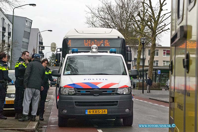 160220521.jpg - DORDRECHT - Op zaterdag 20 februari 2016 heeft een man tijdens een verkeersruzie op de M.H Trompweg in Dordrecht een hartaanval gekregen.Omstanders Vertelde dat een man wilde oversteken op het zebrapad op de M.H.Trompweg in Dordrecht toen een aankomende auto niet wilde stoppen voor de overstekende man.Omdat er vaak word doorgereden bij de oversteekplaats werd de man die wilde oversteken boos.Een bewoner van een portiekwoning die aan het zebrapad woont gooide uit woede een fles vanuit de portiekflat tegen de auto.Hierop stapte de bestuurder van de auto uit en door alle emotie kreeg de bestuurder van de auto een hartaanval.Toevallig was er een eenheid van de brandweer in de buurt en die zijn gelijk begonnen met reanimeren.De politie heeft aanhoudingen verricht en is een buurt onderzoek gestart na de toedracht van dit incident.De bestuurder van de auto is naar een ziekenhuis vervoerd.Deze digitale foto blijft eigendom van FOTOPERSBURO BUSINK. Wij hanteren de voorwaarden van het N.V.F. en N.V.J. Gebruik van deze foto impliceert dat u bekend bent  en akkoord gaat met deze voorwaarden bij publicatie.EB/ETIENNE BUSINK