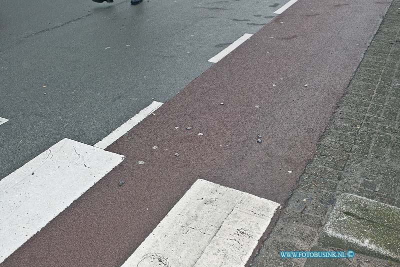 160220539.jpg - DORDRECHT - Op zaterdag 20 februari 2016 heeft een man tijdens een verkeersruzie op de M.H Trompweg in Dordrecht een hartaanval gekregen.Omstanders Vertelde dat een man wilde oversteken op het zebrapad op de M.H.Trompweg in Dordrecht toen een aankomende auto niet wilde stoppen voor de overstekende man.Omdat er vaak word doorgereden bij de oversteekplaats werd de man die wilde oversteken boos.Een bewoner van een portiekwoning die aan het zebrapad woont gooide uit woede een fles vanuit de portiekflat tegen de auto.Hierop stapte de bestuurder van de auto uit en door alle emotie kreeg de bestuurder van de auto een hartaanval.Toevallig was er een eenheid van de brandweer in de buurt en die zijn gelijk begonnen met reanimeren.De politie heeft aanhoudingen verricht en is een buurt onderzoek gestart na de toedracht van dit incident.De bestuurder van de auto is naar een ziekenhuis vervoerd.Deze digitale foto blijft eigendom van FOTOPERSBURO BUSINK. Wij hanteren de voorwaarden van het N.V.F. en N.V.J. Gebruik van deze foto impliceert dat u bekend bent  en akkoord gaat met deze voorwaarden bij publicatie.EB/ETIENNE BUSINK