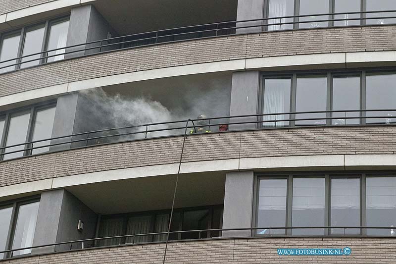 160220582.jpg - DORDRECHT - Op zaterdag 20 februari 2016 werd de brandweer van Dordrecht opgeroepen voor een binnenbrand in een appartementencomplex aan de Leerparkpromonade in Dordrecht.De brandweer die om de hoek zit was enorm snel ter plaatse en kon snel ingrijpen.Het bleek te gaan om een brand op een balkon water er in de brand gestaan heeft is onbekend.De brandweer heeft met een touw de spuitslang naar boven getrokken om na te blussen.Deze digitale foto blijft eigendom van FOTOPERSBURO BUSINK. Wij hanteren de voorwaarden van het N.V.F. en N.V.J. Gebruik van deze foto impliceert dat u bekend bent  en akkoord gaat met deze voorwaarden bij publicatie.EB/ETIENNE BUSINK