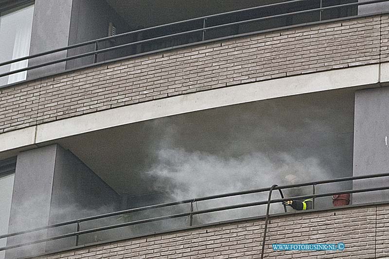 160220585.jpg - DORDRECHT - Op zaterdag 20 februari 2016 werd de brandweer van Dordrecht opgeroepen voor een binnenbrand in een appartementencomplex aan de Leerparkpromonade in Dordrecht.De brandweer die om de hoek zit was enorm snel ter plaatse en kon snel ingrijpen.Het bleek te gaan om een brand op een balkon water er in de brand gestaan heeft is onbekend.De brandweer heeft met een touw de spuitslang naar boven getrokken om na te blussen.Deze digitale foto blijft eigendom van FOTOPERSBURO BUSINK. Wij hanteren de voorwaarden van het N.V.F. en N.V.J. Gebruik van deze foto impliceert dat u bekend bent  en akkoord gaat met deze voorwaarden bij publicatie.EB/ETIENNE BUSINK