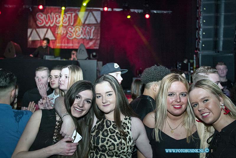 160220647.jpg - DORDRECHT - Op zaterdag 20 februari 2016 werd er weer een Sweet and Sexy met o.a. F1rstman & Gio in Bibelot gehouden.Een volle zaal vol met dansende jongeren op de beste mix van urban, hiphop, latin-house en natuurlijk top-40 nummers.De enorm gezellige sfeer bracht de avond tot een leuk dansfeest.Deze digitale foto blijft eigendom van FOTOPERSBURO BUSINK. Wij hanteren de voorwaarden van het N.V.F. en N.V.J. Gebruik van deze foto impliceert dat u bekend bent  en akkoord gaat met deze voorwaarden bij publicatie.EB/ETIENNE BUSINK