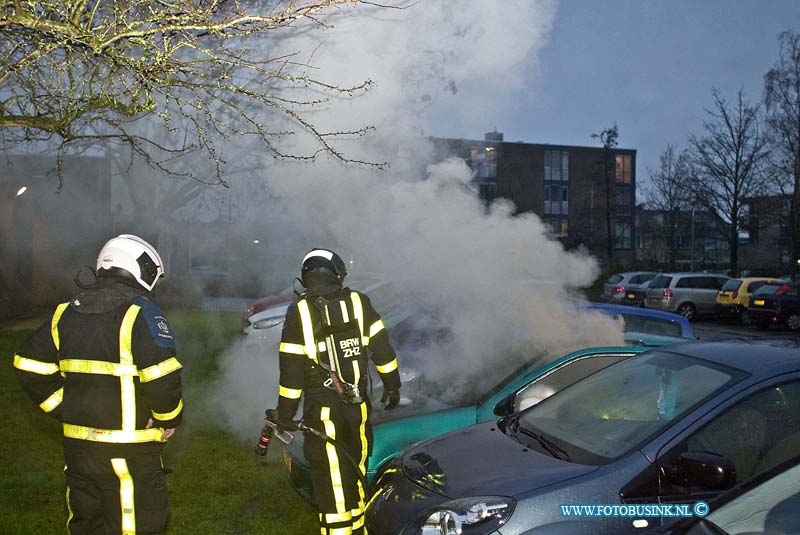 160222514.jpg - DORDRECHT - Op maandag 22 februari 2016 heeft er op de Minnaertweg in Dordrecht op de parkeerplaats  bij het verzorgingshuis De Sterrenlanden in Dordrecht een auto in de brand gestaan.De auto was aan het stotteren toen de auto aan het rijden was de moror sloeg af dus hebben ze de hadden in een parkeervak zezet toen de auto in eens begon te roken.De toegesnelde brandweer bluste de brand.De auto kan als verloren worden beschouwd en is door een berger weg gesleept.NOVUM COPYRIGHT ETIENNE BUSINK