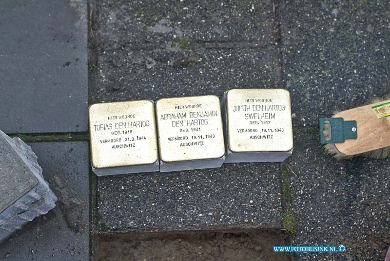 160222524.jpg - Zwijndrecht - Op maandag 22 februari 2016 zijn er op de Juliana van Stolbergstraat in Zwijndrecht Stolpersteine herinneringsstenen geplaast.Op initiatief van de Duitse kunstenaar Gunther Demnig worden er sinds 1994 overal in Europa herinneringsstenen (zogeheten Stolpersteine) geplaatst in het plaveisel op alle adressen waar vandaan er tijdens de Tweede Wereldoorlog bewoners zijn gedeporteerd. Veelal gaat het om Joodse medeburgers die zijn weggevoerd naar de concentratiekampen en niet meer zijn teruggekeerd. Inmiddels zijn er in vijftien landen al zo'n vijftigduizend van deze Stolpersteine door Gunther Demnig aangebracht. Ook de gemeente Zwijndrecht heeft zich nu aangesloten bij dit indrukwekkende project. Ter herinnering aan het gezin Den Hartog (vader, moeder en zoon) allen vermoord in Auschwitz worden 3 Stolpersteine geplaatst in de Juliana van Stolbergstraat. Burgemeester Dominic Schrijer voerde bij deze gelegenheid kort het woord.  NOVUM COPYRIGHT ETIENNE BUSINK