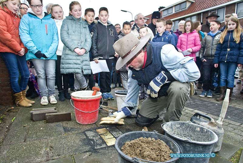 160222550.jpg - Zwijndrecht - Op maandag 22 februari 2016 zijn er op de Juliana van Stolbergstraat in Zwijndrecht Stolpersteine herinneringsstenen geplaast.Op initiatief van de Duitse kunstenaar Gunther Demnig worden er sinds 1994 overal in Europa herinneringsstenen (zogeheten Stolpersteine) geplaatst in het plaveisel op alle adressen waar vandaan er tijdens de Tweede Wereldoorlog bewoners zijn gedeporteerd. Veelal gaat het om Joodse medeburgers die zijn weggevoerd naar de concentratiekampen en niet meer zijn teruggekeerd. Inmiddels zijn er in vijftien landen al zo'n vijftigduizend van deze Stolpersteine door Gunther Demnig aangebracht. Ook de gemeente Zwijndrecht heeft zich nu aangesloten bij dit indrukwekkende project. Ter herinnering aan het gezin Den Hartog (vader, moeder en zoon) allen vermoord in Auschwitz worden 3 Stolpersteine geplaatst in de Juliana van Stolbergstraat. Burgemeester Dominic Schrijer voerde bij deze gelegenheid kort het woord.  NOVUM COPYRIGHT ETIENNE BUSINK