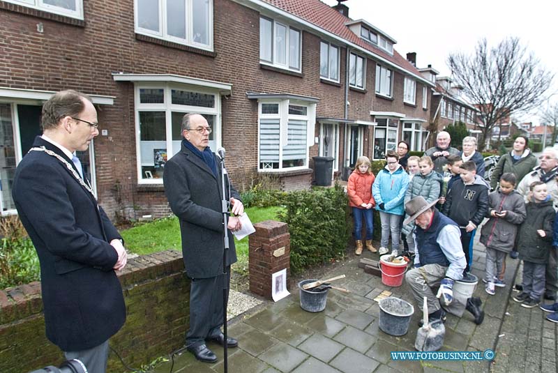 160222561.jpg - Zwijndrecht - Op maandag 22 februari 2016 zijn er op de Juliana van Stolbergstraat in Zwijndrecht Stolpersteine herinneringsstenen geplaast.Op initiatief van de Duitse kunstenaar Gunther Demnig worden er sinds 1994 overal in Europa herinneringsstenen (zogeheten Stolpersteine) geplaatst in het plaveisel op alle adressen waar vandaan er tijdens de Tweede Wereldoorlog bewoners zijn gedeporteerd. Veelal gaat het om Joodse medeburgers die zijn weggevoerd naar de concentratiekampen en niet meer zijn teruggekeerd. Inmiddels zijn er in vijftien landen al zo'n vijftigduizend van deze Stolpersteine door Gunther Demnig aangebracht. Ook de gemeente Zwijndrecht heeft zich nu aangesloten bij dit indrukwekkende project. Ter herinnering aan het gezin Den Hartog (vader, moeder en zoon) allen vermoord in Auschwitz worden 3 Stolpersteine geplaatst in de Juliana van Stolbergstraat. Burgemeester Dominic Schrijer voerde bij deze gelegenheid kort het woord.  NOVUM COPYRIGHT ETIENNE BUSINK