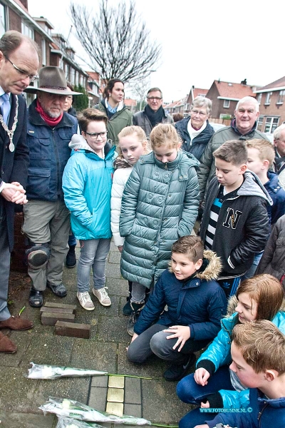 160222603.jpg - Zwijndrecht - Op maandag 22 februari 2016 zijn er op de Juliana van Stolbergstraat in Zwijndrecht Stolpersteine herinneringsstenen geplaast.Op initiatief van de Duitse kunstenaar Gunther Demnig worden er sinds 1994 overal in Europa herinneringsstenen (zogeheten Stolpersteine) geplaatst in het plaveisel op alle adressen waar vandaan er tijdens de Tweede Wereldoorlog bewoners zijn gedeporteerd. Veelal gaat het om Joodse medeburgers die zijn weggevoerd naar de concentratiekampen en niet meer zijn teruggekeerd. Inmiddels zijn er in vijftien landen al zo'n vijftigduizend van deze Stolpersteine door Gunther Demnig aangebracht. Ook de gemeente Zwijndrecht heeft zich nu aangesloten bij dit indrukwekkende project. Ter herinnering aan het gezin Den Hartog (vader, moeder en zoon) allen vermoord in Auschwitz worden 3 Stolpersteine geplaatst in de Juliana van Stolbergstraat. Burgemeester Dominic Schrijer voerde bij deze gelegenheid kort het woord.  NOVUM COPYRIGHT ETIENNE BUSINK