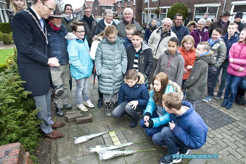 160222610.jpg - Zwijndrecht - Op maandag 22 februari 2016 zijn er op de Juliana van Stolbergstraat in Zwijndrecht Stolpersteine herinneringsstenen geplaast.Op initiatief van de Duitse kunstenaar Gunther Demnig worden er sinds 1994 overal in Europa herinneringsstenen (zogeheten Stolpersteine) geplaatst in het plaveisel op alle adressen waar vandaan er tijdens de Tweede Wereldoorlog bewoners zijn gedeporteerd. Veelal gaat het om Joodse medeburgers die zijn weggevoerd naar de concentratiekampen en niet meer zijn teruggekeerd. Inmiddels zijn er in vijftien landen al zo'n vijftigduizend van deze Stolpersteine door Gunther Demnig aangebracht. Ook de gemeente Zwijndrecht heeft zich nu aangesloten bij dit indrukwekkende project. Ter herinnering aan het gezin Den Hartog (vader, moeder en zoon) allen vermoord in Auschwitz worden 3 Stolpersteine geplaatst in de Juliana van Stolbergstraat. Burgemeester Dominic Schrijer voerde bij deze gelegenheid kort het woord.  NOVUM COPYRIGHT ETIENNE BUSINK