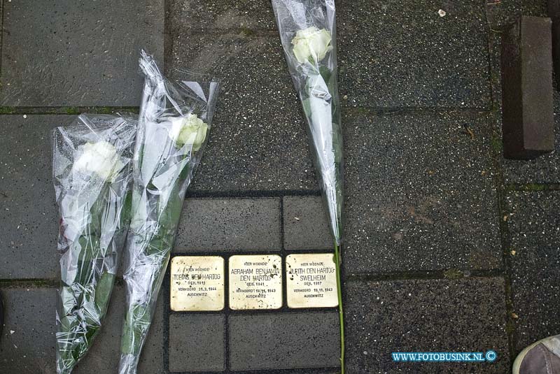 160222620.jpg - Zwijndrecht - Op maandag 22 februari 2016 zijn er op de Juliana van Stolbergstraat in Zwijndrecht Stolpersteine herinneringsstenen geplaast.Op initiatief van de Duitse kunstenaar Gunther Demnig worden er sinds 1994 overal in Europa herinneringsstenen (zogeheten Stolpersteine) geplaatst in het plaveisel op alle adressen waar vandaan er tijdens de Tweede Wereldoorlog bewoners zijn gedeporteerd. Veelal gaat het om Joodse medeburgers die zijn weggevoerd naar de concentratiekampen en niet meer zijn teruggekeerd. Inmiddels zijn er in vijftien landen al zo'n vijftigduizend van deze Stolpersteine door Gunther Demnig aangebracht. Ook de gemeente Zwijndrecht heeft zich nu aangesloten bij dit indrukwekkende project. Ter herinnering aan het gezin Den Hartog (vader, moeder en zoon) allen vermoord in Auschwitz worden 3 Stolpersteine geplaatst in de Juliana van Stolbergstraat. Burgemeester Dominic Schrijer voerde bij deze gelegenheid kort het woord.  NOVUM COPYRIGHT ETIENNE BUSINK