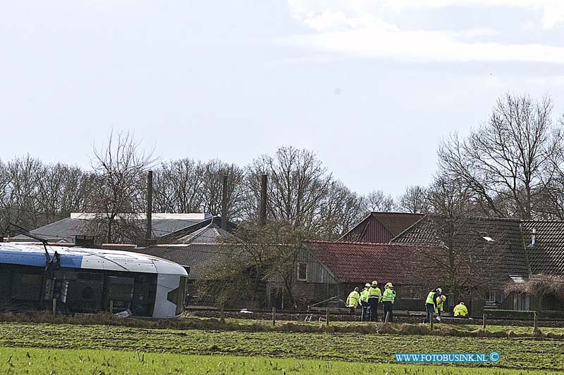 160223500.jpg - Dalfsen - Bij een trein ongeval bij Dalfsen zijn een dode en een zwaar gewonde gevallen , nadat de personentrein op een hoogwerker reed.Er zijn diverse gewonden en er is enorm veel hulpverlening op gang.Diverse onderzoekers zijn nu bezig met onderzoek.Deze digitale foto blijft eigendom van FOTOPERSBURO BUSINK. Wij hanteren de voorwaarden van het N.V.F. en N.V.J. Gebruik van deze foto impliceert dat u bekend bent  en akkoord gaat met deze voorwaarden bij publicatie.EB/ETIENNE BUSINK