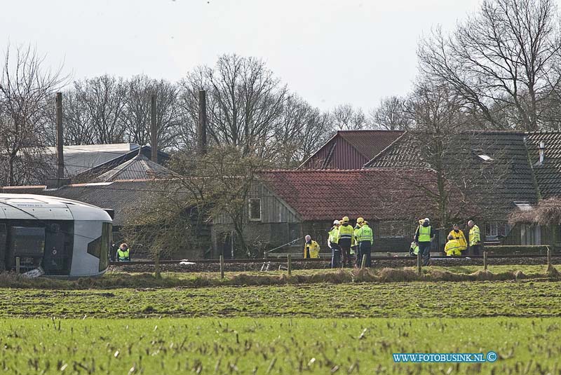 160223502.jpg - Dalfsen - Bij een trein ongeval bij Dalfsen zijn een dode en een zwaar gewonde gevallen , nadat de personentrein op een hoogwerker reed.Er zijn diverse gewonden en er is enorm veel hulpverlening op gang.Diverse onderzoekers zijn nu bezig met onderzoek.Deze digitale foto blijft eigendom van FOTOPERSBURO BUSINK. Wij hanteren de voorwaarden van het N.V.F. en N.V.J. Gebruik van deze foto impliceert dat u bekend bent  en akkoord gaat met deze voorwaarden bij publicatie.EB/ETIENNE BUSINK