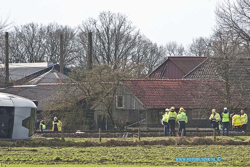 160223507.jpg - Dalfsen - Bij een trein ongeval bij Dalfsen zijn een dode en een zwaar gewonde gevallen , nadat de personentrein op een hoogwerker reed.Er zijn diverse gewonden en er is enorm veel hulpverlening op gang.Diverse onderzoekers zijn nu bezig met onderzoek.Deze digitale foto blijft eigendom van FOTOPERSBURO BUSINK. Wij hanteren de voorwaarden van het N.V.F. en N.V.J. Gebruik van deze foto impliceert dat u bekend bent  en akkoord gaat met deze voorwaarden bij publicatie.EB/ETIENNE BUSINK