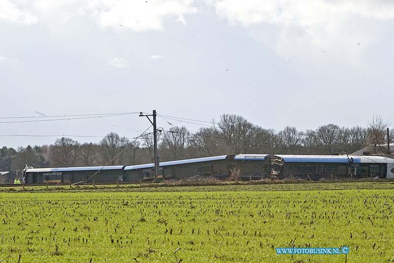 160223508.jpg - Dalfsen - Bij een trein ongeval bij Dalfsen zijn een dode en een zwaar gewonde gevallen , nadat de personentrein op een hoogwerker reed.Er zijn diverse gewonden en er is enorm veel hulpverlening op gang.Diverse onderzoekers zijn nu bezig met onderzoek.Deze digitale foto blijft eigendom van FOTOPERSBURO BUSINK. Wij hanteren de voorwaarden van het N.V.F. en N.V.J. Gebruik van deze foto impliceert dat u bekend bent  en akkoord gaat met deze voorwaarden bij publicatie.EB/ETIENNE BUSINK