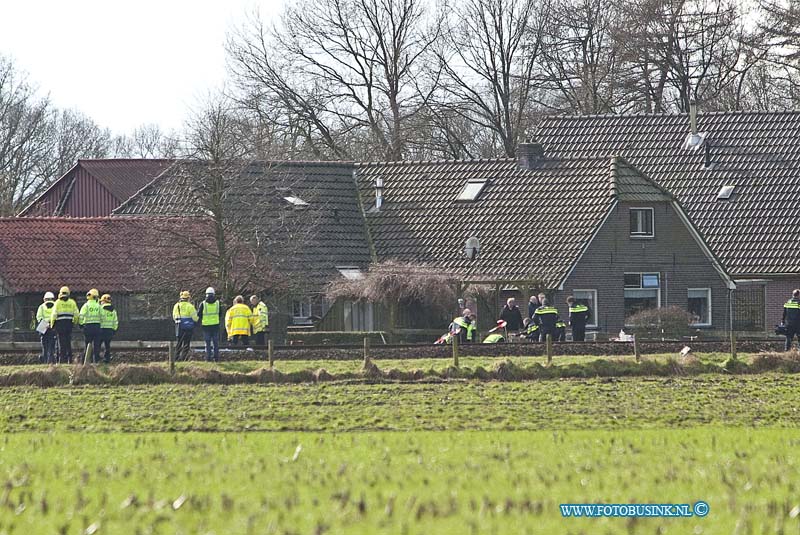 160223510.jpg - Dalfsen - Bij een trein ongeval bij Dalfsen zijn een dode en een zwaar gewonde gevallen , nadat de personentrein op een hoogwerker reed.Er zijn diverse gewonden en er is enorm veel hulpverlening op gang.Diverse onderzoekers zijn nu bezig met onderzoek.Deze digitale foto blijft eigendom van FOTOPERSBURO BUSINK. Wij hanteren de voorwaarden van het N.V.F. en N.V.J. Gebruik van deze foto impliceert dat u bekend bent  en akkoord gaat met deze voorwaarden bij publicatie.EB/ETIENNE BUSINK