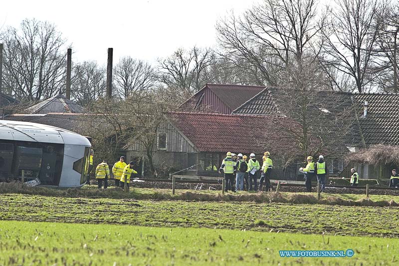 160223513.jpg - Dalfsen - Bij een trein ongeval bij Dalfsen zijn een dode en een zwaar gewonde gevallen , nadat de personentrein op een hoogwerker reed.Er zijn diverse gewonden en er is enorm veel hulpverlening op gang.Diverse onderzoekers zijn nu bezig met onderzoek.Deze digitale foto blijft eigendom van FOTOPERSBURO BUSINK. Wij hanteren de voorwaarden van het N.V.F. en N.V.J. Gebruik van deze foto impliceert dat u bekend bent  en akkoord gaat met deze voorwaarden bij publicatie.EB/ETIENNE BUSINK