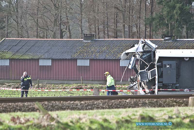 160223520.jpg - Dalfsen - Bij een trein ongeval bij Dalfsen zijn een dode en een zwaar gewonde gevallen , nadat de personentrein op een hoogwerker reed.Er zijn diverse gewonden en er is enorm veel hulpverlening op gang.Diverse onderzoekers zijn nu bezig met onderzoek.Deze digitale foto blijft eigendom van FOTOPERSBURO BUSINK. Wij hanteren de voorwaarden van het N.V.F. en N.V.J. Gebruik van deze foto impliceert dat u bekend bent  en akkoord gaat met deze voorwaarden bij publicatie.EB/ETIENNE BUSINK