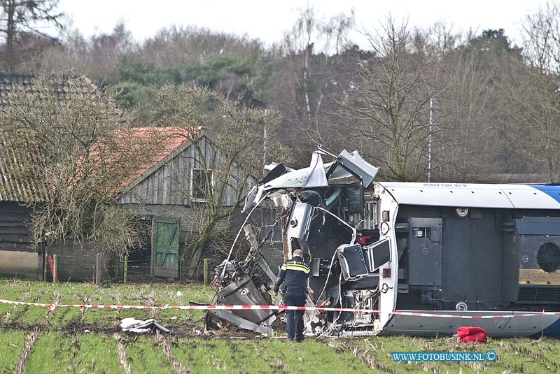 160223525.jpg - Dalfsen - Bij een trein ongeval bij Dalfsen zijn een dode en een zwaar gewonde gevallen , nadat de personentrein op een hoogwerker reed.Er zijn diverse gewonden en er is enorm veel hulpverlening op gang.Diverse onderzoekers zijn nu bezig met onderzoek.Deze digitale foto blijft eigendom van FOTOPERSBURO BUSINK. Wij hanteren de voorwaarden van het N.V.F. en N.V.J. Gebruik van deze foto impliceert dat u bekend bent  en akkoord gaat met deze voorwaarden bij publicatie.EB/ETIENNE BUSINK