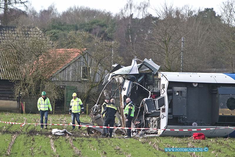 160223533.jpg - Dalfsen - Bij een trein ongeval bij Dalfsen zijn een dode en een zwaar gewonde gevallen , nadat de personentrein op een hoogwerker reed.Er zijn diverse gewonden en er is enorm veel hulpverlening op gang.Diverse onderzoekers zijn nu bezig met onderzoek.Deze digitale foto blijft eigendom van FOTOPERSBURO BUSINK. Wij hanteren de voorwaarden van het N.V.F. en N.V.J. Gebruik van deze foto impliceert dat u bekend bent  en akkoord gaat met deze voorwaarden bij publicatie.EB/ETIENNE BUSINK