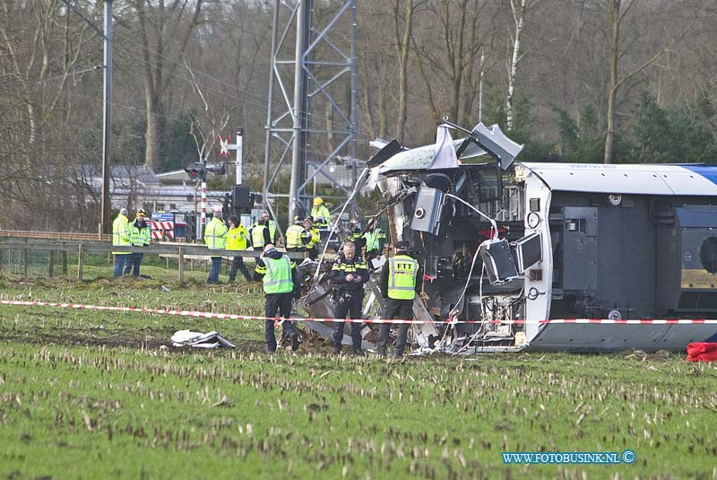 160223547.jpg - Dalfsen - Bij een trein ongeval bij Dalfsen zijn een dode en een zwaar gewonde gevallen , nadat de personentrein op een hoogwerker reed.Er zijn diverse gewonden en er is enorm veel hulpverlening op gang.Diverse onderzoekers zijn nu bezig met onderzoek.Deze digitale foto blijft eigendom van FOTOPERSBURO BUSINK. Wij hanteren de voorwaarden van het N.V.F. en N.V.J. Gebruik van deze foto impliceert dat u bekend bent  en akkoord gaat met deze voorwaarden bij publicatie.EB/ETIENNE BUSINK