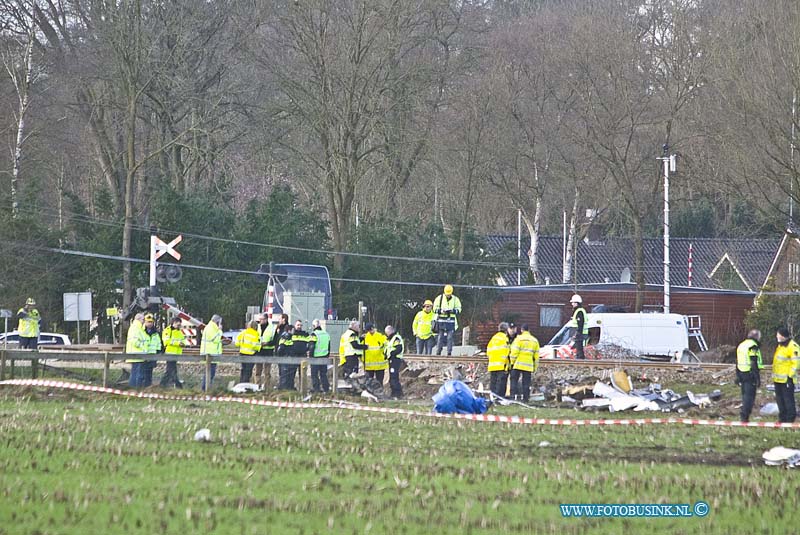 160223555.jpg - Dalfsen - Bij een trein ongeval bij Dalfsen zijn een dode en een zwaar gewonde gevallen , nadat de personentrein op een hoogwerker reed.Er zijn diverse gewonden en er is enorm veel hulpverlening op gang.Diverse onderzoekers zijn nu bezig met onderzoek.Deze digitale foto blijft eigendom van FOTOPERSBURO BUSINK. Wij hanteren de voorwaarden van het N.V.F. en N.V.J. Gebruik van deze foto impliceert dat u bekend bent  en akkoord gaat met deze voorwaarden bij publicatie.EB/ETIENNE BUSINK