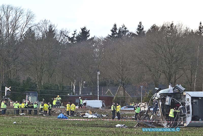 160223558.jpg - Dalfsen - Bij een trein ongeval bij Dalfsen zijn een dode en een zwaar gewonde gevallen , nadat de personentrein op een hoogwerker reed.Er zijn diverse gewonden en er is enorm veel hulpverlening op gang.Diverse onderzoekers zijn nu bezig met onderzoek.Deze digitale foto blijft eigendom van FOTOPERSBURO BUSINK. Wij hanteren de voorwaarden van het N.V.F. en N.V.J. Gebruik van deze foto impliceert dat u bekend bent  en akkoord gaat met deze voorwaarden bij publicatie.EB/ETIENNE BUSINK