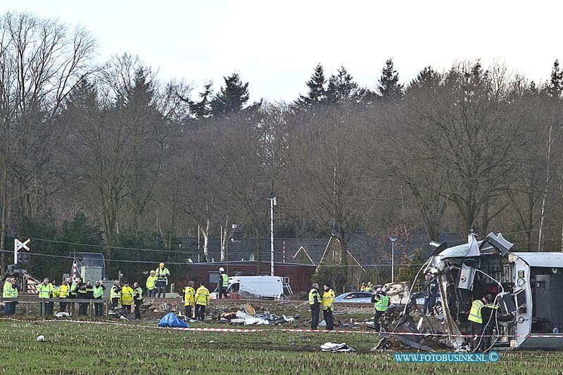 160223558.jpg - Dalfsen - Bij een trein ongeval bij Dalfsen zijn een dode en een zwaar gewonde gevallen , nadat de personentrein op een hoogwerker reed.Er zijn diverse gewonden en er is enorm veel hulpverlening op gang.Diverse onderzoekers zijn nu bezig met onderzoek.Deze digitale foto blijft eigendom van FOTOPERSBURO BUSINK. Wij hanteren de voorwaarden van het N.V.F. en N.V.J. Gebruik van deze foto impliceert dat u bekend bent  en akkoord gaat met deze voorwaarden bij publicatie.EB/ETIENNE BUSINK