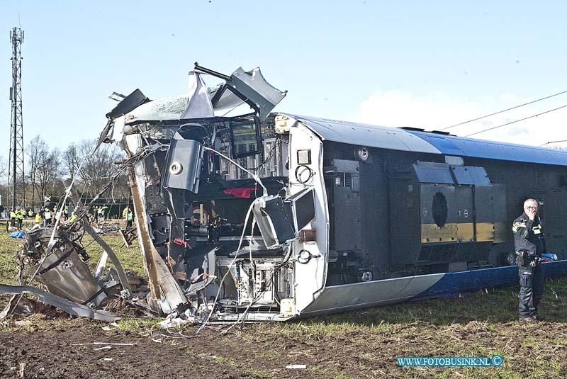 160223571.jpg - Dalfsen - Bij een trein ongeval bij Dalfsen zijn een dode en een zwaar gewonde gevallen , nadat de personentrein op een hoogwerker reed.Er zijn diverse gewonden en er is enorm veel hulpverlening op gang.Diverse onderzoekers zijn nu bezig met onderzoek.Deze digitale foto blijft eigendom van FOTOPERSBURO BUSINK. Wij hanteren de voorwaarden van het N.V.F. en N.V.J. Gebruik van deze foto impliceert dat u bekend bent  en akkoord gaat met deze voorwaarden bij publicatie.EB/ETIENNE BUSINK