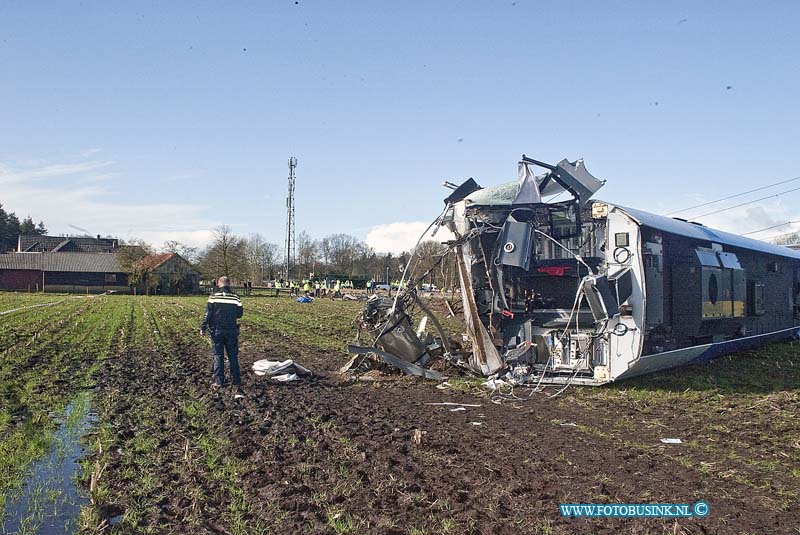 160223580.jpg - Dalfsen - Bij een trein ongeval bij Dalfsen zijn een dode en een zwaar gewonde gevallen , nadat de personentrein op een hoogwerker reed.Er zijn diverse gewonden en er is enorm veel hulpverlening op gang.Diverse onderzoekers zijn nu bezig met onderzoek.Deze digitale foto blijft eigendom van FOTOPERSBURO BUSINK. Wij hanteren de voorwaarden van het N.V.F. en N.V.J. Gebruik van deze foto impliceert dat u bekend bent  en akkoord gaat met deze voorwaarden bij publicatie.EB/ETIENNE BUSINK