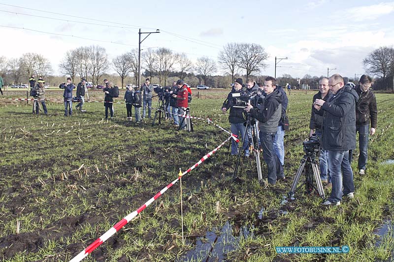 160223589.jpg - Dalfsen - Bij een trein ongeval bij Dalfsen zijn een dode en een zwaar gewonde gevallen , nadat de personentrein op een hoogwerker reed.Er zijn diverse gewonden en er is enorm veel hulpverlening op gang.Diverse onderzoekers zijn nu bezig met onderzoek.Deze digitale foto blijft eigendom van FOTOPERSBURO BUSINK. Wij hanteren de voorwaarden van het N.V.F. en N.V.J. Gebruik van deze foto impliceert dat u bekend bent  en akkoord gaat met deze voorwaarden bij publicatie.EB/ETIENNE BUSINK