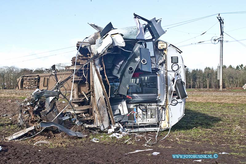 160223591.jpg - Dalfsen - Bij een trein ongeval bij Dalfsen zijn een dode en een zwaar gewonde gevallen , nadat de personentrein op een hoogwerker reed.Er zijn diverse gewonden en er is enorm veel hulpverlening op gang.Diverse onderzoekers zijn nu bezig met onderzoek.Deze digitale foto blijft eigendom van FOTOPERSBURO BUSINK. Wij hanteren de voorwaarden van het N.V.F. en N.V.J. Gebruik van deze foto impliceert dat u bekend bent  en akkoord gaat met deze voorwaarden bij publicatie.EB/ETIENNE BUSINK