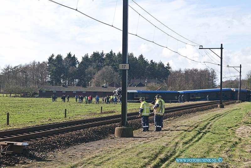 160223634.jpg - Dalfsen - Bij een trein ongeval bij Dalfsen zijn een dode en een zwaar gewonde gevallen , nadat de personentrein op een hoogwerker reed.Er zijn diverse gewonden en er is enorm veel hulpverlening op gang.Diverse onderzoekers zijn nu bezig met onderzoek.Deze digitale foto blijft eigendom van FOTOPERSBURO BUSINK. Wij hanteren de voorwaarden van het N.V.F. en N.V.J. Gebruik van deze foto impliceert dat u bekend bent  en akkoord gaat met deze voorwaarden bij publicatie.EB/ETIENNE BUSINK