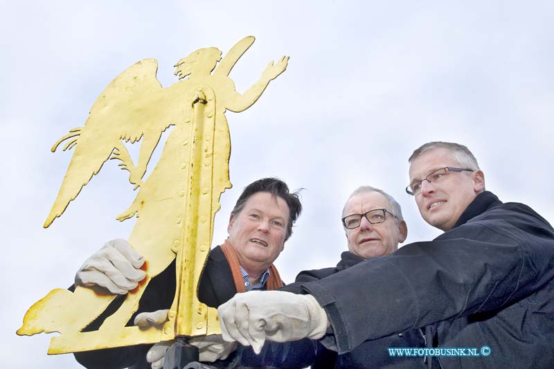 16022602.jpg - DORDRECHT 26- Februari 2016 Het Dordtse Installatiebedrijf Van Dongen Heeft vanmorgen de Engel terug op zijn plek boven op het kruis van de Bonifatiuskerk gezet samen met wedhouder Piet Sleeking aan de Wijnstraat 117. In mei vorig jaar waaide een deel van de koperen bedekking van de toren. Deze is geheel vervangen. Daarnaast bleek ook het kruis en engel op de toren van de kerk in slechte staat. Tijdens de renovatie zijn kruis en engel gedemonteerd voor herstel. De engel, een windvaan van zon 75cm groot, is opnieuw verguld met bladgoud en dateerd uit 1825.Deze digitale foto blijft eigendom van FOTOPERSBURO BUSINK. Wij hanteren de voorwaarden van het N.V.F. en N.V.J. Gebruik van deze foto impliceert dat u bekend bent  en akkoord gaat met deze voorwaarden bij publicatie.EB/ETIENNE BUSINK