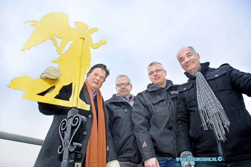 16022603.jpg - DORDRECHT 26- Februari 2016 Het Dordtse Installatiebedrijf Van Dongen Heeft vanmorgen de Engel terug op zijn plek boven op het kruis van de Bonifatiuskerk gezet samen met wedhouder Piet Sleeking aan de Wijnstraat 117. In mei vorig jaar waaide een deel van de koperen bedekking van de toren. Deze is geheel vervangen. Daarnaast bleek ook het kruis en engel op de toren van de kerk in slechte staat. Tijdens de renovatie zijn kruis en engel gedemonteerd voor herstel. De engel, een windvaan van zon 75cm groot, is opnieuw verguld met bladgoud en dateerd uit 1825. ( Foto: Wethouder Sleeking, Jos en Peter van Dongen en Wim Roijers (Ingenieursbureau Drechtsteden)Deze digitale foto blijft eigendom van FOTOPERSBURO BUSINK. Wij hanteren de voorwaarden van het N.V.F. en N.V.J. Gebruik van deze foto impliceert dat u bekend bent  en akkoord gaat met deze voorwaarden bij publicatie.EB/ETIENNE BUSINK