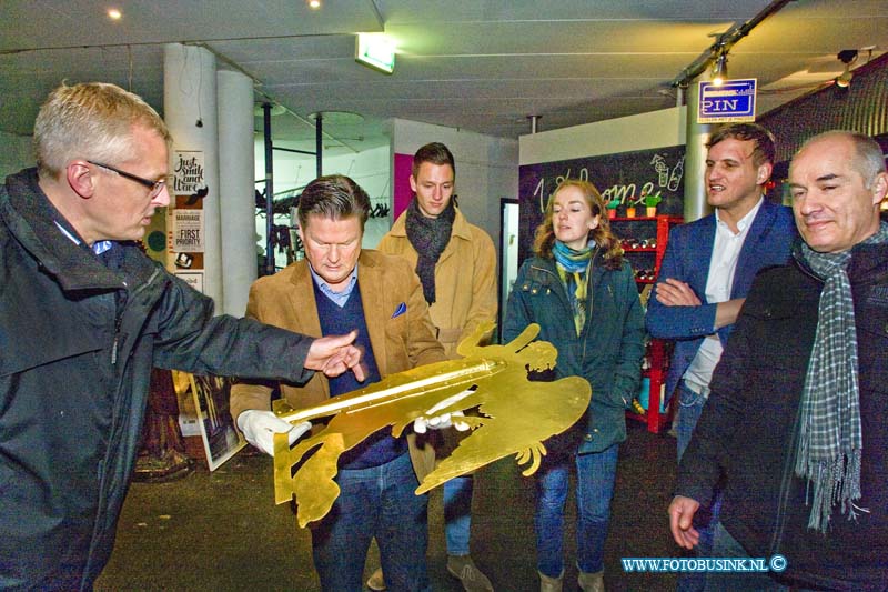 16022604.jpg - DORDRECHT 26- Februari 2016 Het Dordtse Installatiebedrijf Van Dongen Heeft vanmorgen de Engel terug op zijn plek boven op het kruis van de Bonifatiuskerk gezet samen met wedhouder Piet Sleeking aan de Wijnstraat 117. In mei vorig jaar waaide een deel van de koperen bedekking van de toren. Deze is geheel vervangen. Daarnaast bleek ook het kruis en engel op de toren van de kerk in slechte staat. Tijdens de renovatie zijn kruis en engel gedemonteerd voor herstel. De engel, een windvaan van zon 75cm groot, is opnieuw verguld met bladgoud en dateerd uit 1825.Deze digitale foto blijft eigendom van FOTOPERSBURO BUSINK. Wij hanteren de voorwaarden van het N.V.F. en N.V.J. Gebruik van deze foto impliceert dat u bekend bent  en akkoord gaat met deze voorwaarden bij publicatie.EB/ETIENNE BUSINK