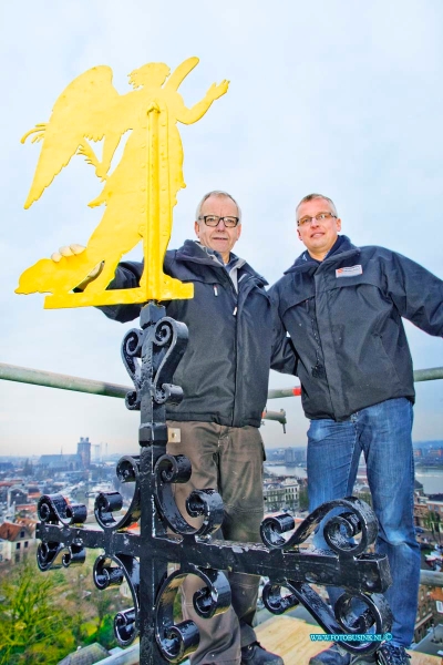 16022606.jpg - DORDRECHT 26- Februari 2016 Het Dordtse Installatiebedrijf Van Dongen Heeft vanmorgen de Engel terug op zijn plek boven op het kruis van de Bonifatiuskerk gezet samen met wedhouder Piet Sleeking aan de Wijnstraat 117. In mei vorig jaar waaide een deel van de koperen bedekking van de toren. Deze is geheel vervangen. Daarnaast bleek ook het kruis en engel op de toren van de kerk in slechte staat. Tijdens de renovatie zijn kruis en engel gedemonteerd voor herstel. De engel, een windvaan van zon 75cm groot, is opnieuw verguld met bladgoud en dateerd uit 1825. ( Foto: Jos en Peter van Dongen)Deze digitale foto blijft eigendom van FOTOPERSBURO BUSINK. Wij hanteren de voorwaarden van het N.V.F. en N.V.J. Gebruik van deze foto impliceert dat u bekend bent  en akkoord gaat met deze voorwaarden bij publicatie.EB/ETIENNE BUSINK