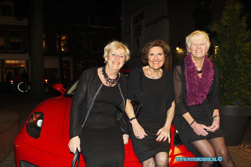 160227002.jpg - DORDRECHT 27-02-2016 Rotaryclub Johan de Witt Ter Merwe voor de derde keer het Cinedordt Oscargala in cinema The Movies. Ook dit jaar is er een spetterend programma samengesteld: gasten worden ontvangen op de rode loper met paparazzi zij kunnen met Oscar op de foto en er draait natuurlijk een genomineerde Oscarfilm. Om 00.00 uur wordt de Oscar-winnaar van de avond bekend gemaakt: and The Oscar goes  het meest glamourous geklede koppel van de avondDeze digitale foto blijft eigendom van FOTOPERSBURO BUSINK. Wij hanteren de voorwaarden van het N.V.F. en N.V.J. Gebruik van deze foto impliceert dat u bekend bent  en akkoord gaat met deze voorwaarden bij publicatie.EB/ETIENNE BUSINK