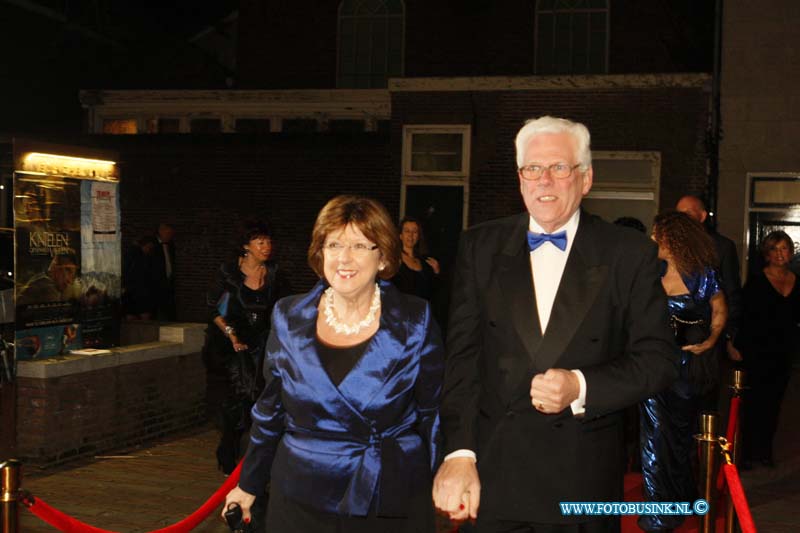 160227040.jpg - DORDRECHT 27-02-2016 Rotaryclub Johan de Witt Ter Merwe voor de derde keer het Cinedordt Oscargala in cinema The Movies. Ook dit jaar is er een spetterend programma samengesteld: gasten worden ontvangen op de rode loper met paparazzi zij kunnen met Oscar op de foto en er draait natuurlijk een genomineerde Oscarfilm. Om 00.00 uur wordt de Oscar-winnaar van de avond bekend gemaakt: and The Oscar goes  het meest glamourous geklede koppel van de avondDeze digitale foto blijft eigendom van FOTOPERSBURO BUSINK. Wij hanteren de voorwaarden van het N.V.F. en N.V.J. Gebruik van deze foto impliceert dat u bekend bent  en akkoord gaat met deze voorwaarden bij publicatie.EB/ETIENNE BUSINK