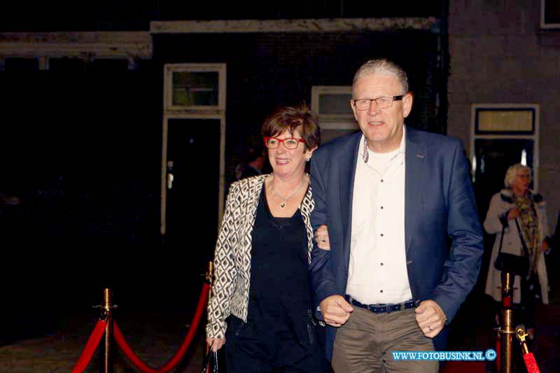 160227083.jpg - DORDRECHT 27-02-2016 Rotaryclub Johan de Witt Ter Merwe voor de derde keer het Cinedordt Oscargala in cinema The Movies. Ook dit jaar is er een spetterend programma samengesteld: gasten worden ontvangen op de rode loper met paparazzi zij kunnen met Oscar op de foto en er draait natuurlijk een genomineerde Oscarfilm. Om 00.00 uur wordt de Oscar-winnaar van de avond bekend gemaakt: and The Oscar goes  het meest glamourous geklede koppel van de avondDeze digitale foto blijft eigendom van FOTOPERSBURO BUSINK. Wij hanteren de voorwaarden van het N.V.F. en N.V.J. Gebruik van deze foto impliceert dat u bekend bent  en akkoord gaat met deze voorwaarden bij publicatie.EB/ETIENNE BUSINK