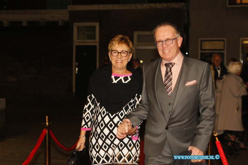 160227085.jpg - DORDRECHT 27-02-2016 Rotaryclub Johan de Witt Ter Merwe voor de derde keer het Cinedordt Oscargala in cinema The Movies. Ook dit jaar is er een spetterend programma samengesteld: gasten worden ontvangen op de rode loper met paparazzi zij kunnen met Oscar op de foto en er draait natuurlijk een genomineerde Oscarfilm. Om 00.00 uur wordt de Oscar-winnaar van de avond bekend gemaakt: and The Oscar goes  het meest glamourous geklede koppel van de avondDeze digitale foto blijft eigendom van FOTOPERSBURO BUSINK. Wij hanteren de voorwaarden van het N.V.F. en N.V.J. Gebruik van deze foto impliceert dat u bekend bent  en akkoord gaat met deze voorwaarden bij publicatie.EB/ETIENNE BUSINK