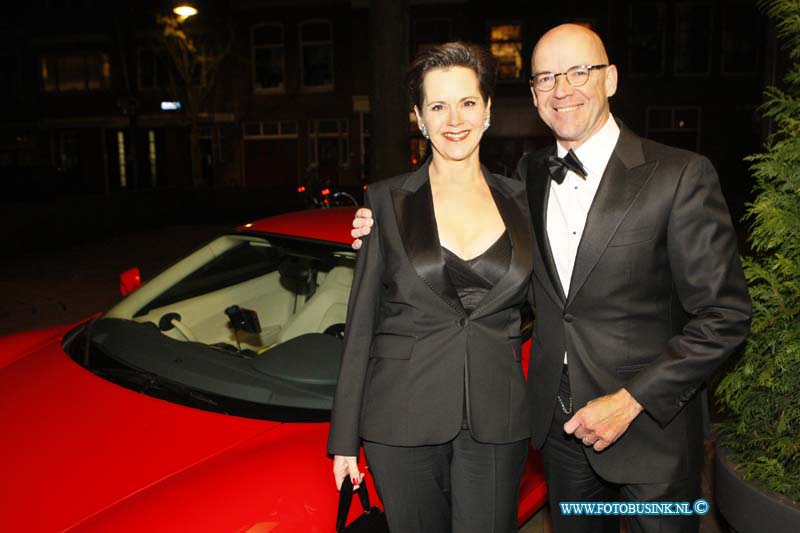 160227096.jpg - DORDRECHT 27-02-2016 Rotaryclub Johan de Witt Ter Merwe voor de derde keer het Cinedordt Oscargala in cinema The Movies. Ook dit jaar is er een spetterend programma samengesteld: gasten worden ontvangen op de rode loper met paparazzi zij kunnen met Oscar op de foto en er draait natuurlijk een genomineerde Oscarfilm. Om 00.00 uur wordt de Oscar-winnaar van de avond bekend gemaakt: and The Oscar goes  het meest glamourous geklede koppel van de avondDeze digitale foto blijft eigendom van FOTOPERSBURO BUSINK. Wij hanteren de voorwaarden van het N.V.F. en N.V.J. Gebruik van deze foto impliceert dat u bekend bent  en akkoord gaat met deze voorwaarden bij publicatie.EB/ETIENNE BUSINK