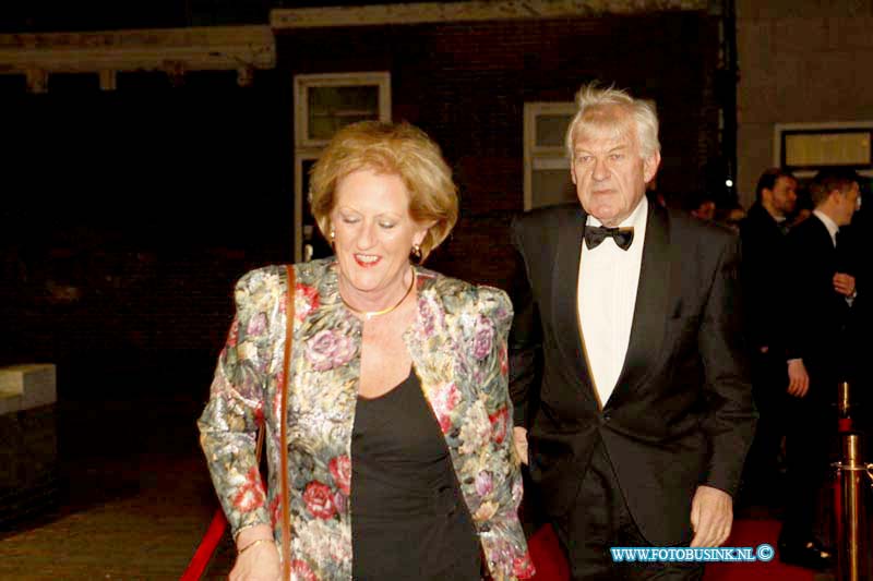 160227102.jpg - DORDRECHT 27-02-2016 Rotaryclub Johan de Witt Ter Merwe voor de derde keer het Cinedordt Oscargala in cinema The Movies. Ook dit jaar is er een spetterend programma samengesteld: gasten worden ontvangen op de rode loper met paparazzi zij kunnen met Oscar op de foto en er draait natuurlijk een genomineerde Oscarfilm. Om 00.00 uur wordt de Oscar-winnaar van de avond bekend gemaakt: and The Oscar goes  het meest glamourous geklede koppel van de avondDeze digitale foto blijft eigendom van FOTOPERSBURO BUSINK. Wij hanteren de voorwaarden van het N.V.F. en N.V.J. Gebruik van deze foto impliceert dat u bekend bent  en akkoord gaat met deze voorwaarden bij publicatie.EB/ETIENNE BUSINK