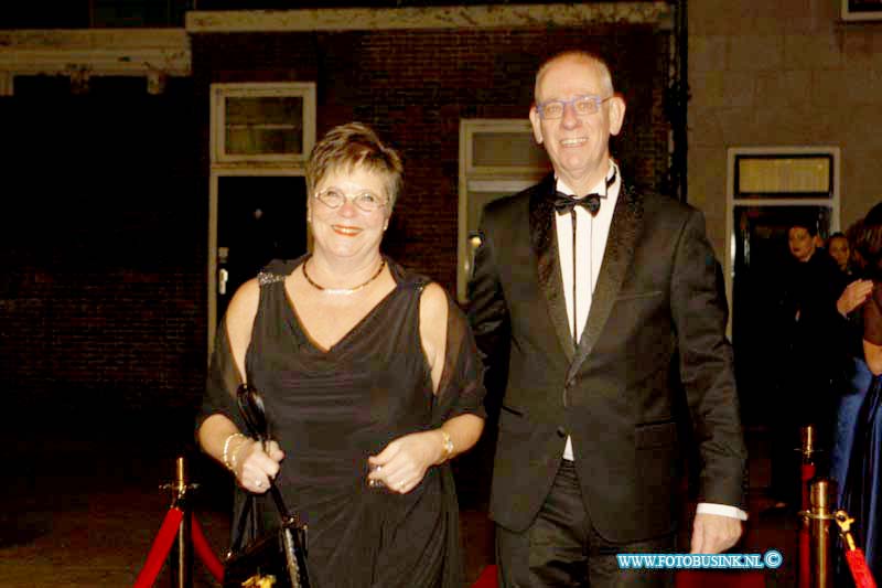 160227137.jpg - DORDRECHT 27-02-2016 Rotaryclub Johan de Witt Ter Merwe voor de derde keer het Cinedordt Oscargala in cinema The Movies. Ook dit jaar is er een spetterend programma samengesteld: gasten worden ontvangen op de rode loper met paparazzi zij kunnen met Oscar op de foto en er draait natuurlijk een genomineerde Oscarfilm. Om 00.00 uur wordt de Oscar-winnaar van de avond bekend gemaakt: and The Oscar goes  het meest glamourous geklede koppel van de avondDeze digitale foto blijft eigendom van FOTOPERSBURO BUSINK. Wij hanteren de voorwaarden van het N.V.F. en N.V.J. Gebruik van deze foto impliceert dat u bekend bent  en akkoord gaat met deze voorwaarden bij publicatie.EB/ETIENNE BUSINK