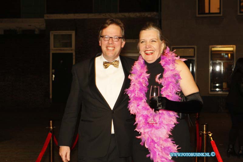 160227241.jpg - DORDRECHT 27-02-2016 Rotaryclub Johan de Witt Ter Merwe voor de derde keer het Cinedordt Oscargala in cinema The Movies. Ook dit jaar is er een spetterend programma samengesteld: gasten worden ontvangen op de rode loper met paparazzi zij kunnen met Oscar op de foto en er draait natuurlijk een genomineerde Oscarfilm. Om 00.00 uur wordt de Oscar-winnaar van de avond bekend gemaakt: and The Oscar goes  het meest glamourous geklede koppel van de avondDeze digitale foto blijft eigendom van FOTOPERSBURO BUSINK. Wij hanteren de voorwaarden van het N.V.F. en N.V.J. Gebruik van deze foto impliceert dat u bekend bent  en akkoord gaat met deze voorwaarden bij publicatie.EB/ETIENNE BUSINK