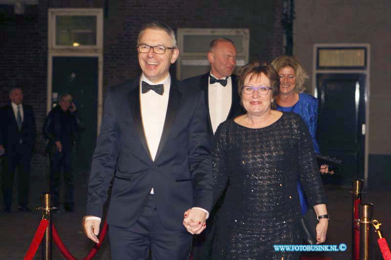 160227362.jpg - DORDRECHT 27-02-2016 Rotaryclub Johan de Witt Ter Merwe voor de derde keer het Cinedordt Oscargala in cinema The Movies. Ook dit jaar is er een spetterend programma samengesteld: gasten worden ontvangen op de rode loper met paparazzi zij kunnen met Oscar op de foto en er draait natuurlijk een genomineerde Oscarfilm. Om 00.00 uur wordt de Oscar-winnaar van de avond bekend gemaakt: and The Oscar goes  het meest glamourous geklede koppel van de avondDeze digitale foto blijft eigendom van FOTOPERSBURO BUSINK. Wij hanteren de voorwaarden van het N.V.F. en N.V.J. Gebruik van deze foto impliceert dat u bekend bent  en akkoord gaat met deze voorwaarden bij publicatie.EB/ETIENNE BUSINK