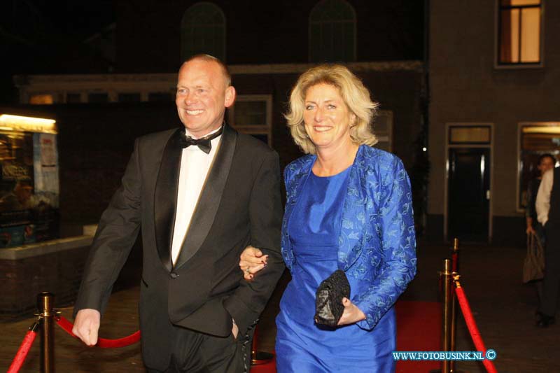 160227363.jpg - DORDRECHT 27-02-2016 Rotaryclub Johan de Witt Ter Merwe voor de derde keer het Cinedordt Oscargala in cinema The Movies. Ook dit jaar is er een spetterend programma samengesteld: gasten worden ontvangen op de rode loper met paparazzi zij kunnen met Oscar op de foto en er draait natuurlijk een genomineerde Oscarfilm. Om 00.00 uur wordt de Oscar-winnaar van de avond bekend gemaakt: and The Oscar goes  het meest glamourous geklede koppel van de avondDeze digitale foto blijft eigendom van FOTOPERSBURO BUSINK. Wij hanteren de voorwaarden van het N.V.F. en N.V.J. Gebruik van deze foto impliceert dat u bekend bent  en akkoord gaat met deze voorwaarden bij publicatie.EB/ETIENNE BUSINK