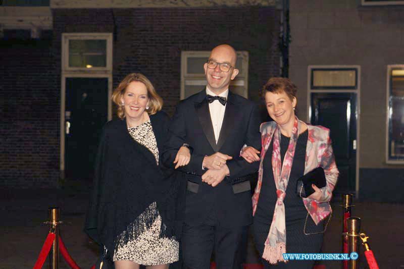 160227412.jpg - DORDRECHT 27-02-2016 Rotaryclub Johan de Witt Ter Merwe voor de derde keer het Cinedordt Oscargala in cinema The Movies. Ook dit jaar is er een spetterend programma samengesteld: gasten worden ontvangen op de rode loper met paparazzi zij kunnen met Oscar op de foto en er draait natuurlijk een genomineerde Oscarfilm. Om 00.00 uur wordt de Oscar-winnaar van de avond bekend gemaakt: and The Oscar goes  het meest glamourous geklede koppel van de avondDeze digitale foto blijft eigendom van FOTOPERSBURO BUSINK. Wij hanteren de voorwaarden van het N.V.F. en N.V.J. Gebruik van deze foto impliceert dat u bekend bent  en akkoord gaat met deze voorwaarden bij publicatie.EB/ETIENNE BUSINK