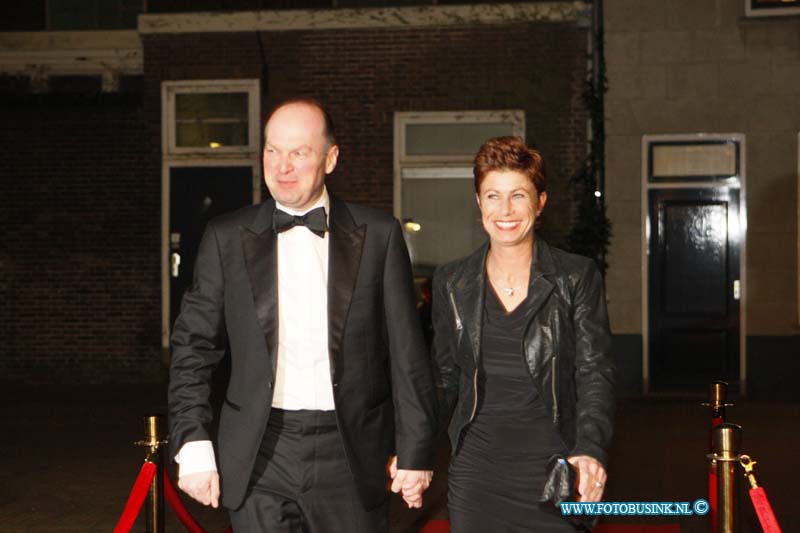 160227421.jpg - DORDRECHT 27-02-2016 Rotaryclub Johan de Witt Ter Merwe voor de derde keer het Cinedordt Oscargala in cinema The Movies. Ook dit jaar is er een spetterend programma samengesteld: gasten worden ontvangen op de rode loper met paparazzi zij kunnen met Oscar op de foto en er draait natuurlijk een genomineerde Oscarfilm. Om 00.00 uur wordt de Oscar-winnaar van de avond bekend gemaakt: and The Oscar goes  het meest glamourous geklede koppel van de avondDeze digitale foto blijft eigendom van FOTOPERSBURO BUSINK. Wij hanteren de voorwaarden van het N.V.F. en N.V.J. Gebruik van deze foto impliceert dat u bekend bent  en akkoord gaat met deze voorwaarden bij publicatie.EB/ETIENNE BUSINK